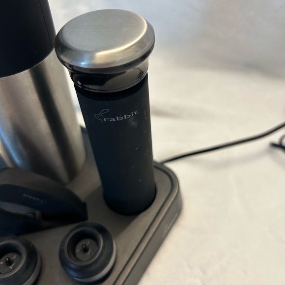 Rabbit electric wine bottle opener with additional corks - Picture 3 of 4